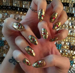 katy-perry-met-ball-2013-gold-nail-art